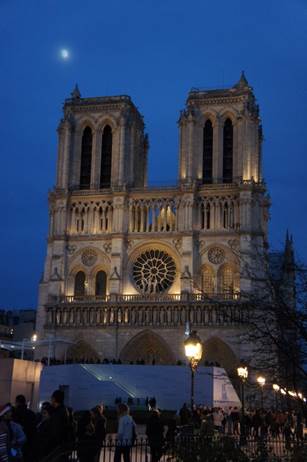 Nhà thờ Notre Dame đêm Giáng sinh, người ta xếp hàng dài để vào nhà thờ dự lễ..