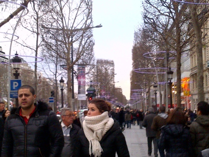 Đại lộ Champs Elysées tấp nập du khách vào mùa đông